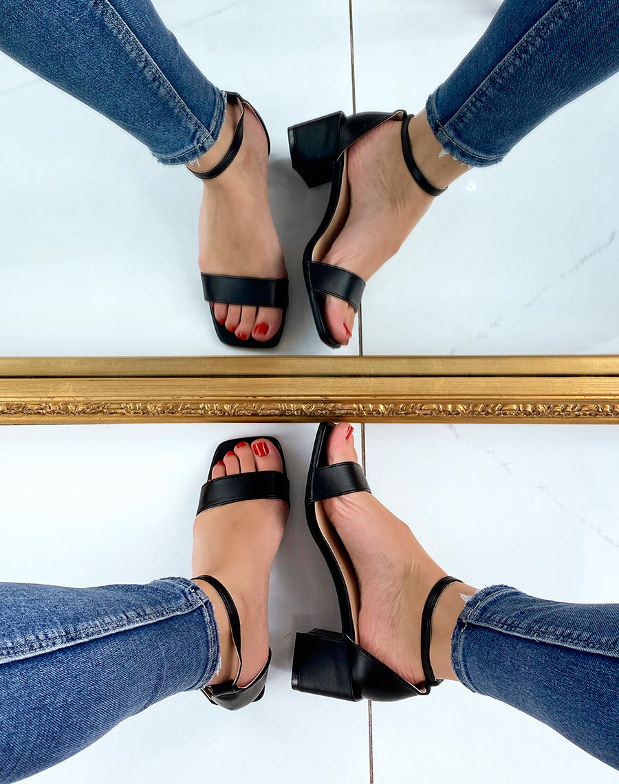 Sandale noire à petit talon carré