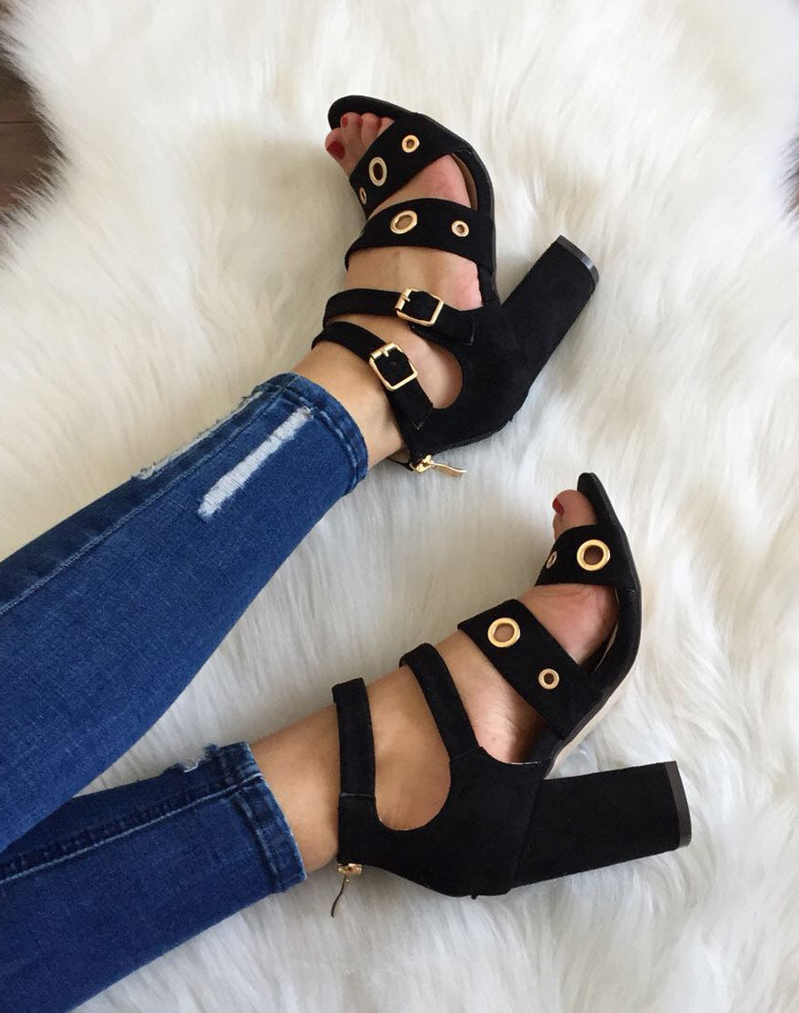 Sandale noire suédine avec des brides à œillets