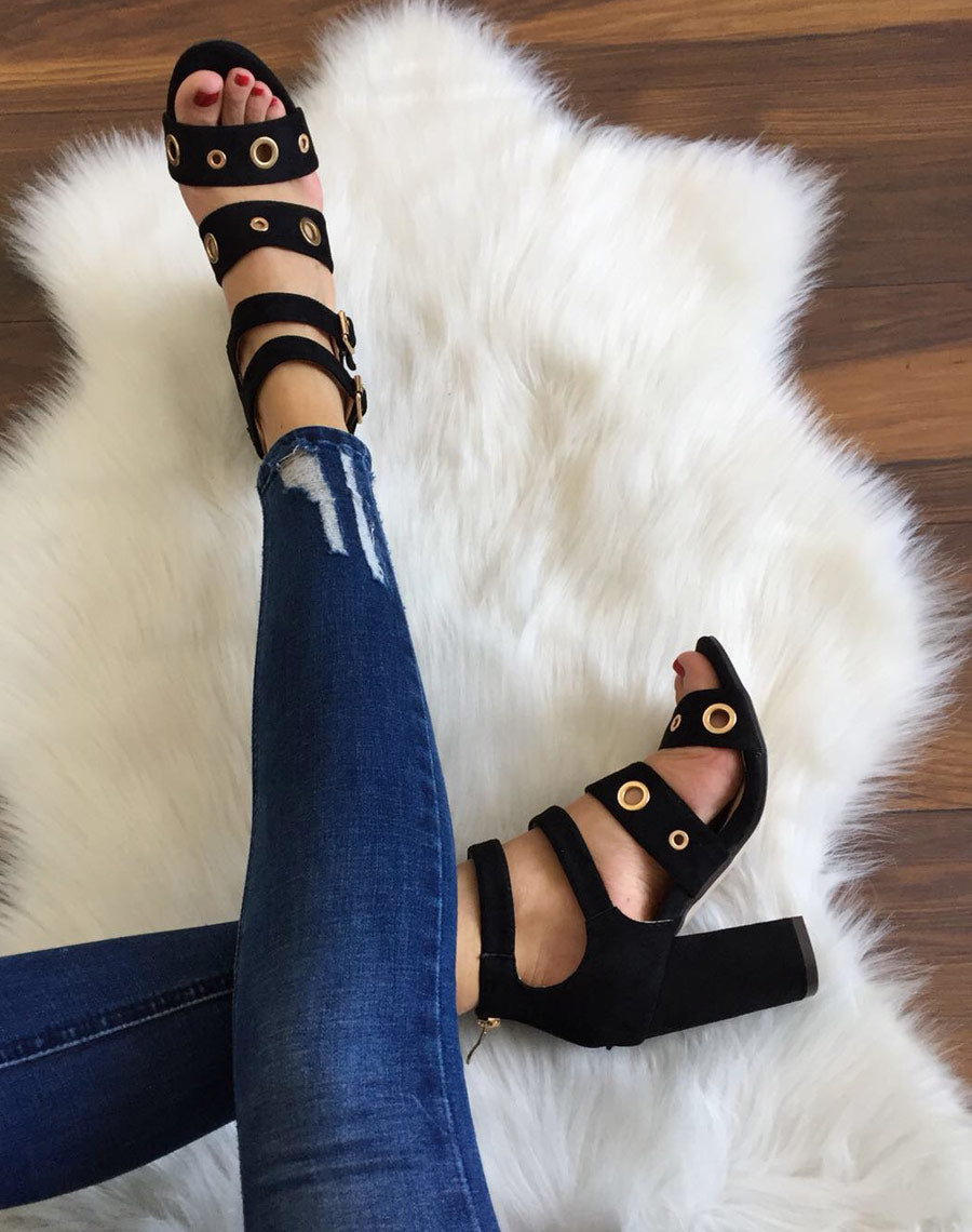 Sandale noire suédine avec des brides à œillets