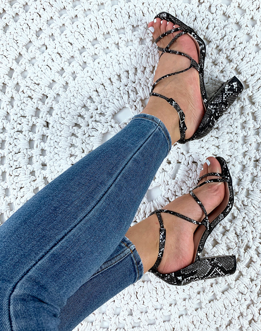 Sandale noire talon carré effet python