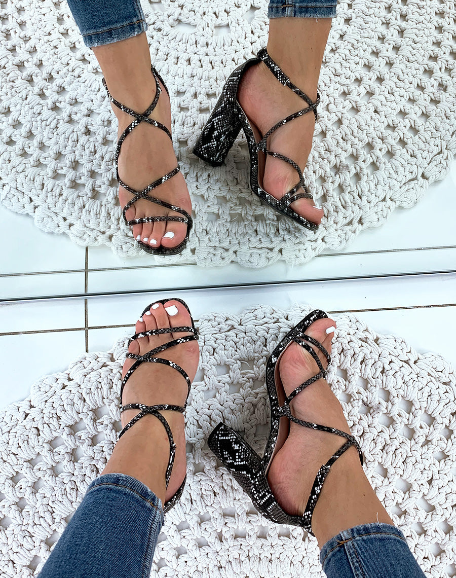 Sandale noire talon carré effet python