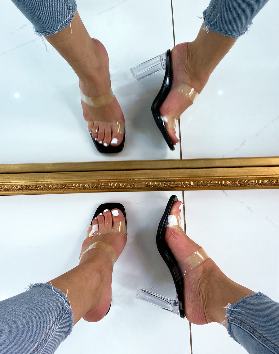 Sandale noire à talon transparent