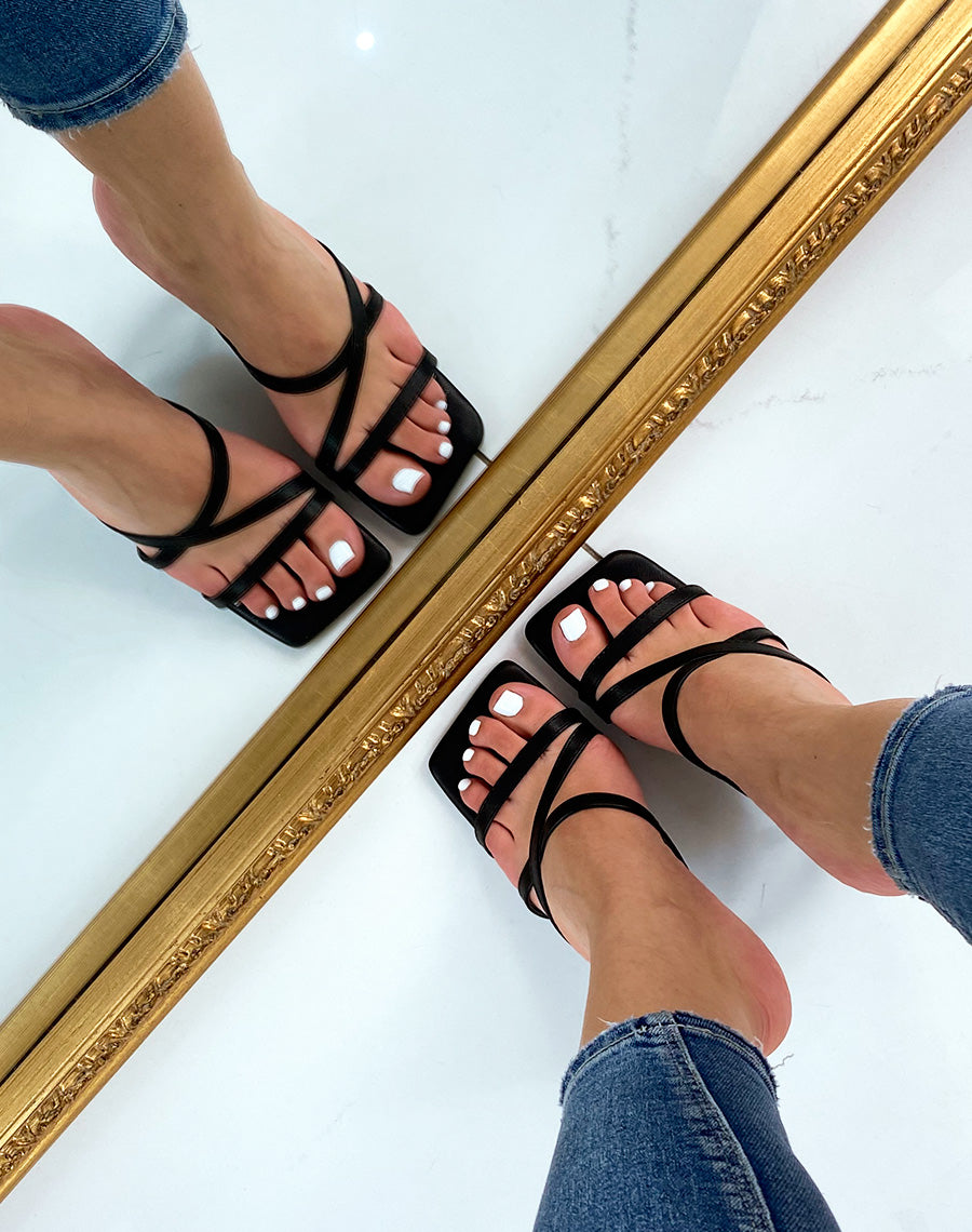 Sandale noire à talon évasé