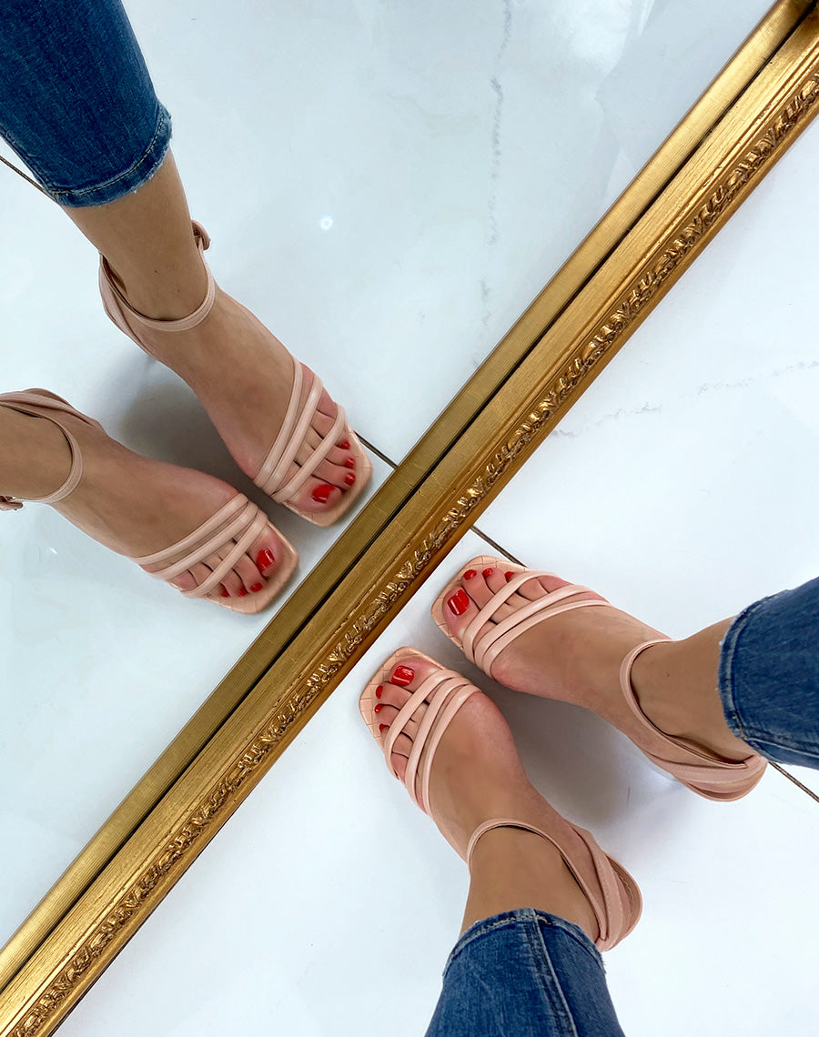 Sandale nude à fines brides et détail matelassé