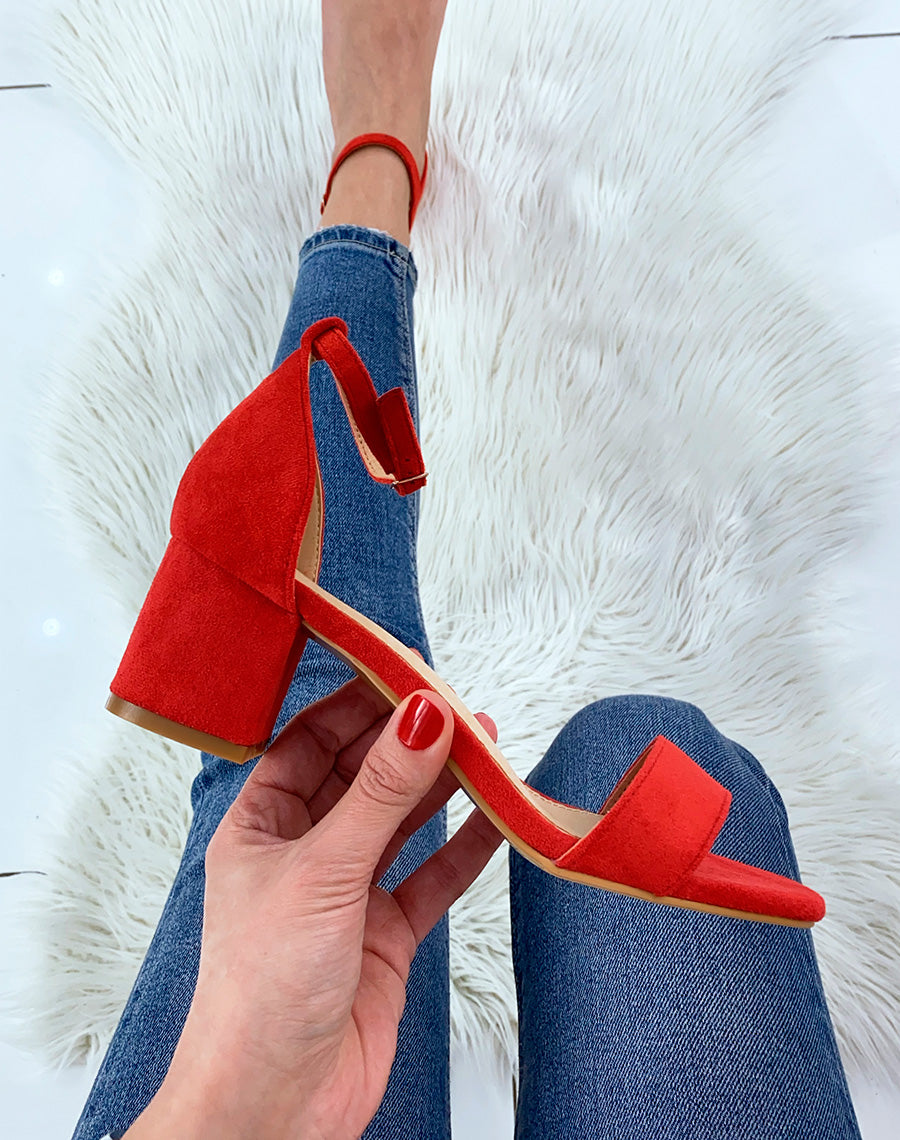 Sandale rouge en suédine à petit talon