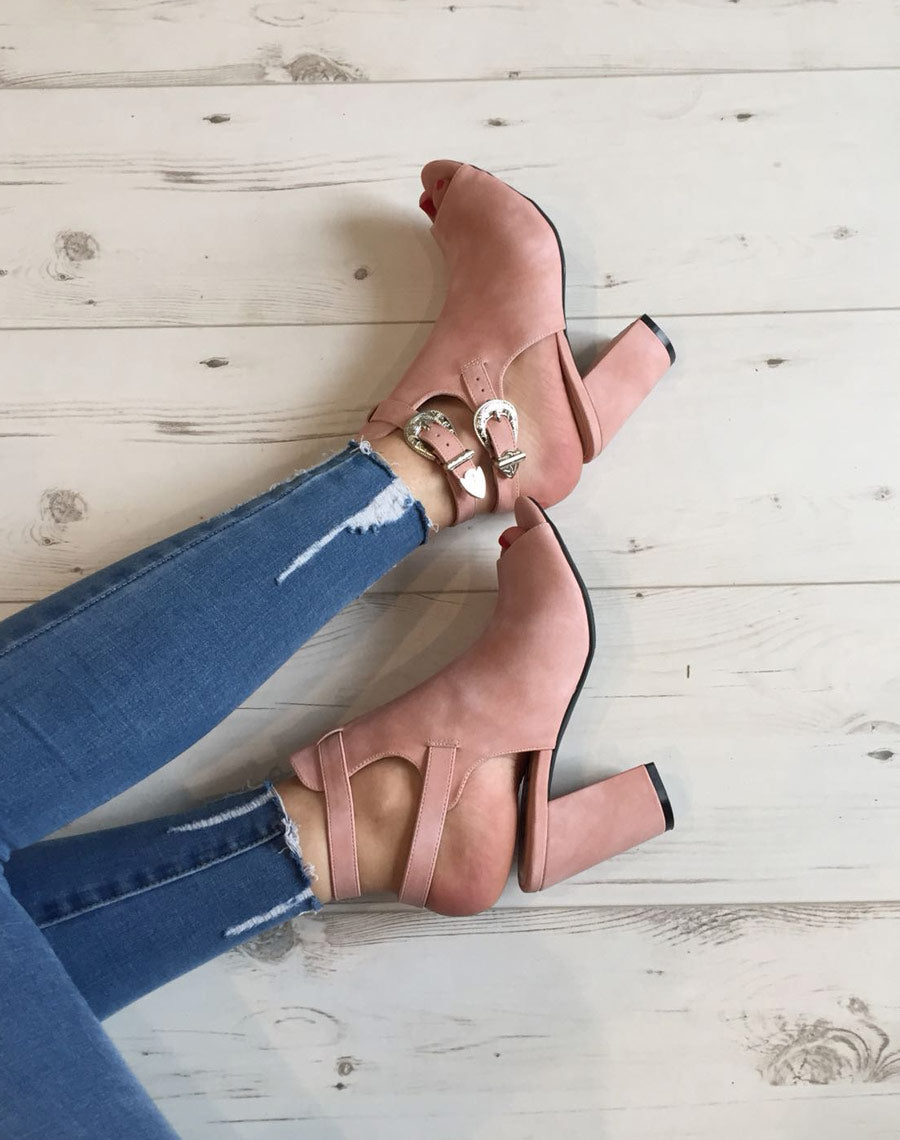 Sandale à talons roses ajourés en suédine