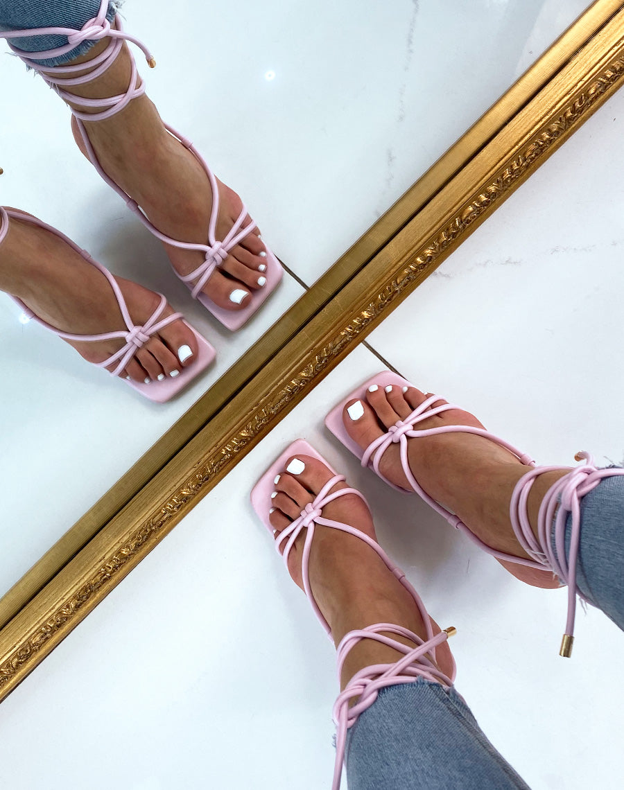 Sandale violette à talon aiguille évasé