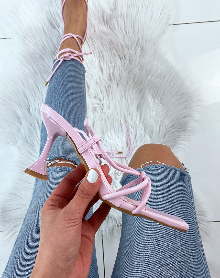 Sandale violette à talon aiguille évasé