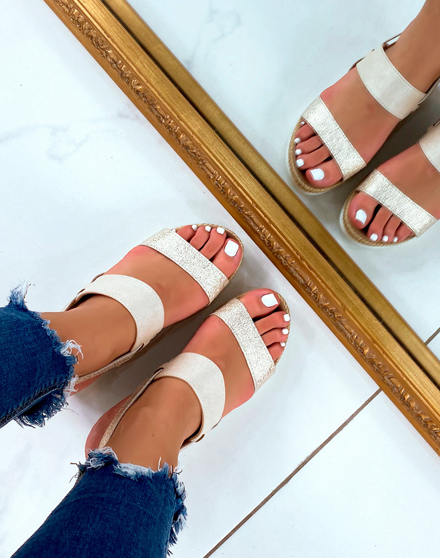 Sandales beige à double brides et mini talon compensé