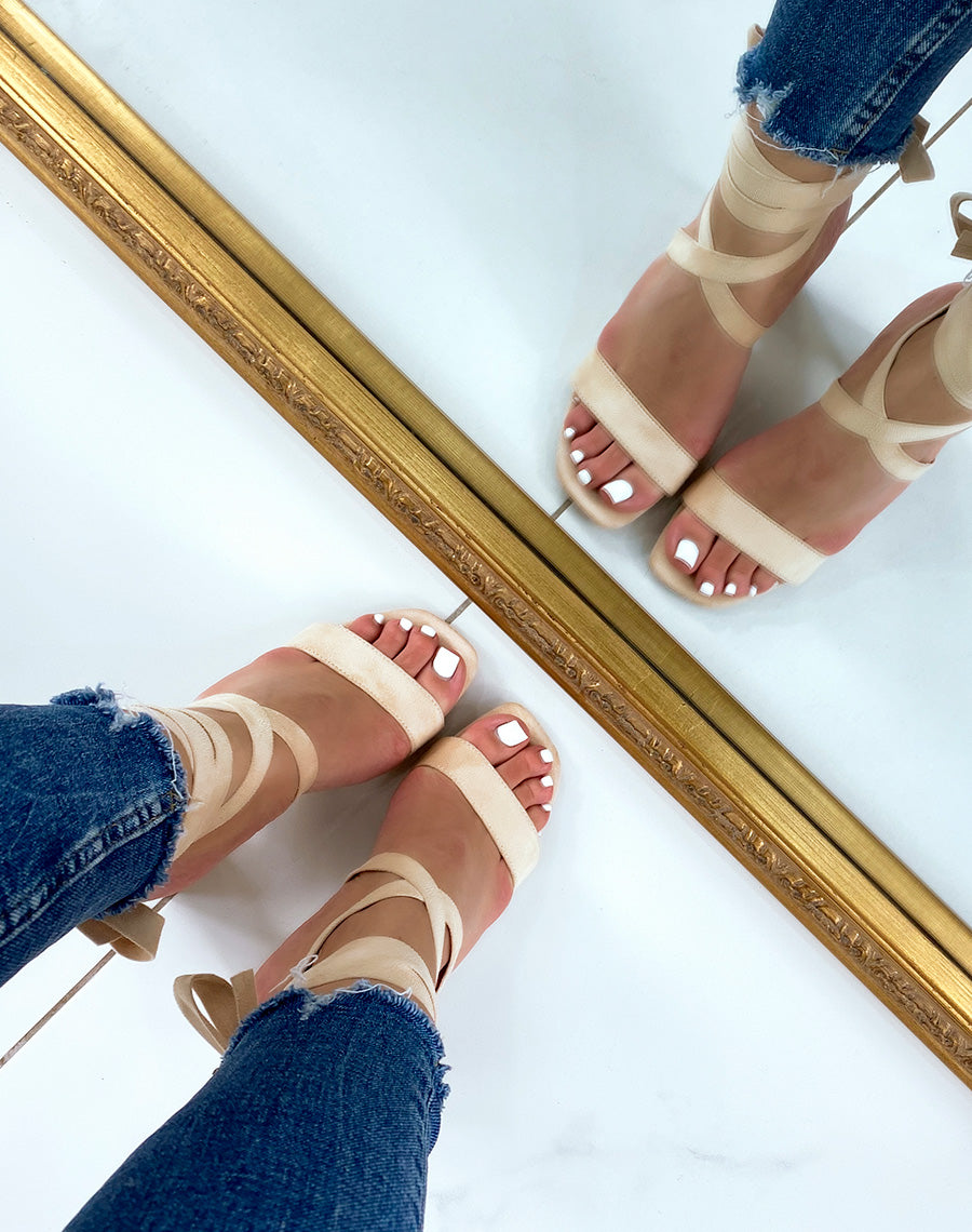 Sandales beiges à bride épaisse et longs lacets à talon