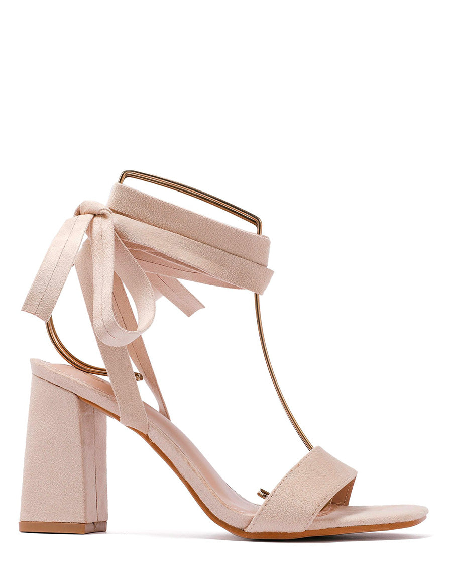 Sandales beiges à bride épaisse et longs lacets à talon