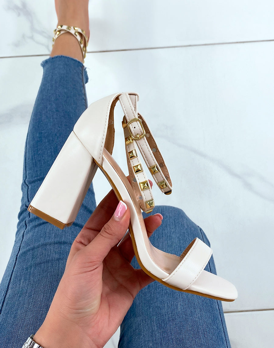 Sandales beiges cloutée à talon