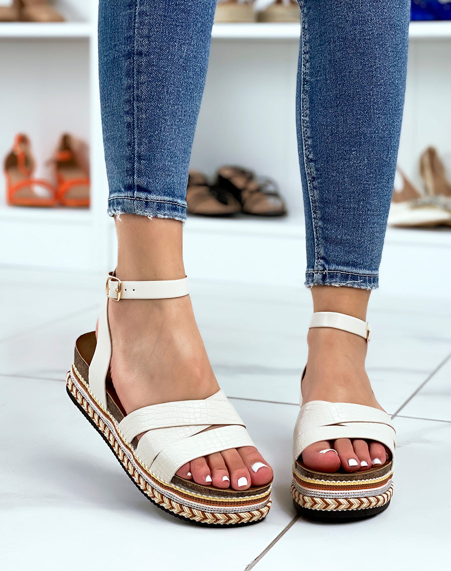 Sandales beiges effet croco avec semelle épaisse et motifs aztèques