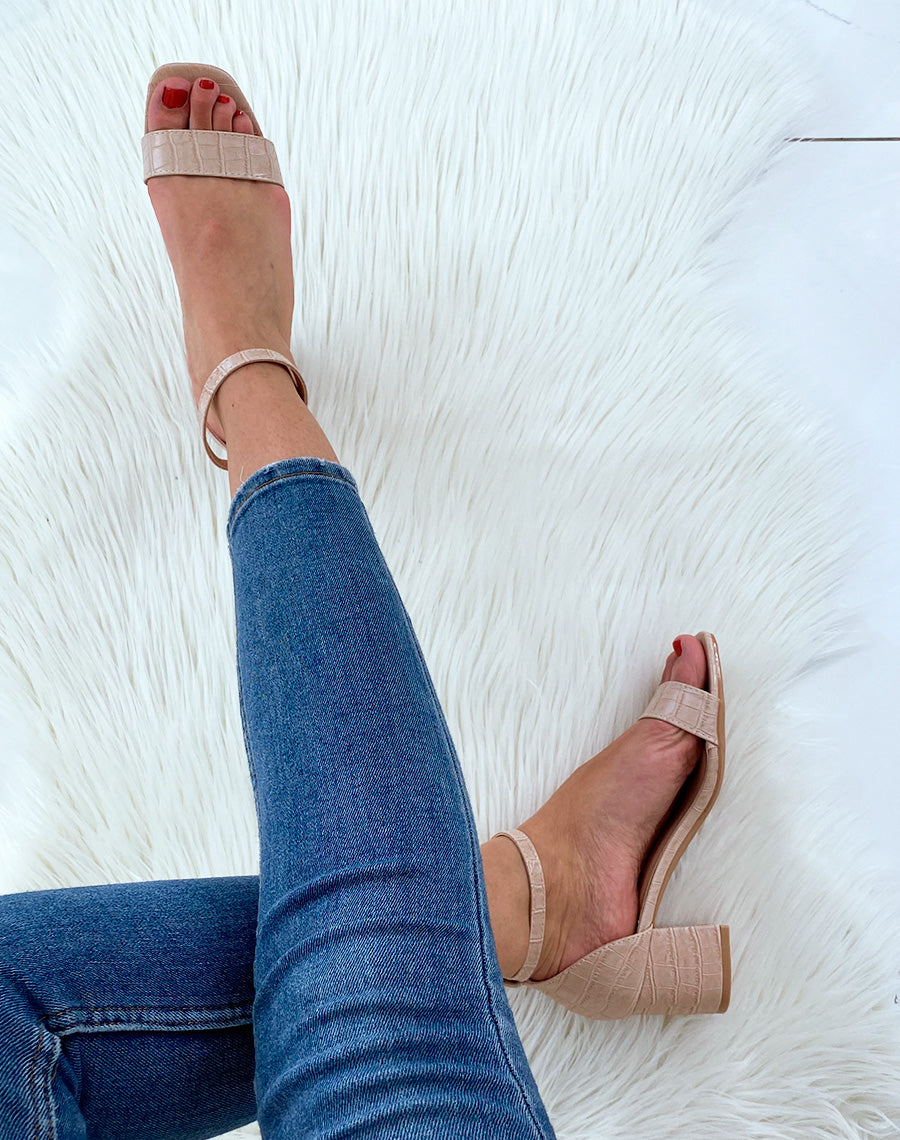 Sandales beiges effet croco à petit talon