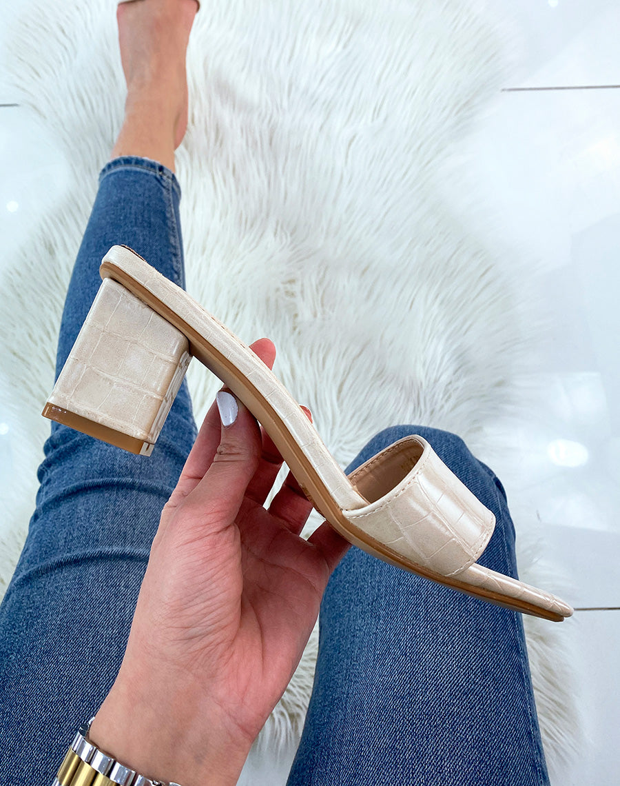 Sandales beiges effet croco à talon carré