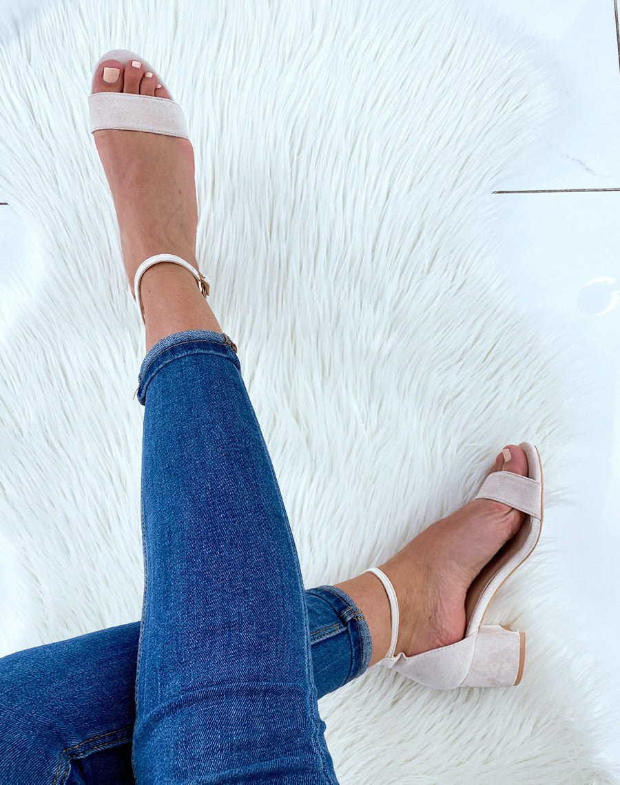 Sandales beiges en suédine à talon carré