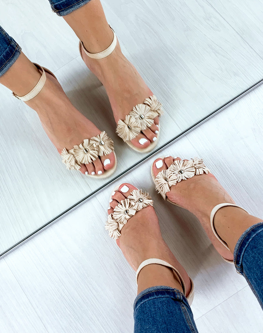 Sandales beiges en suédine à talon carré et bride cloutée