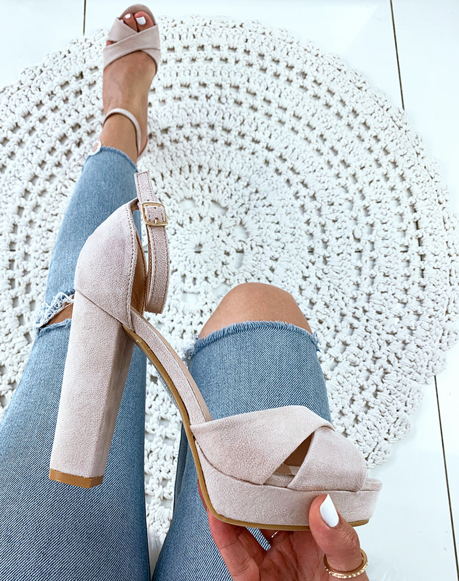 Sandales beiges en suédine à talon carré et à plateforme