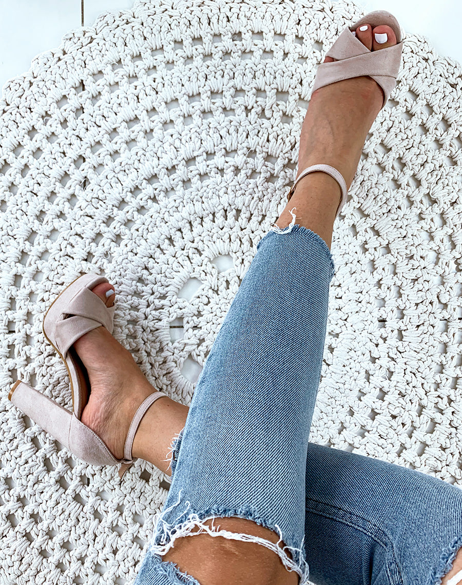 Sandales beiges en suédine à talon carré et à plateforme