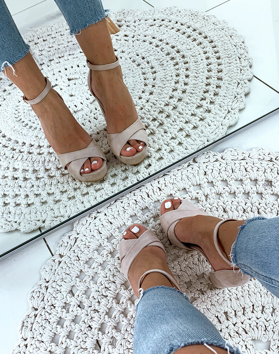 Sandales beiges en suédine à talon carré et à plateforme