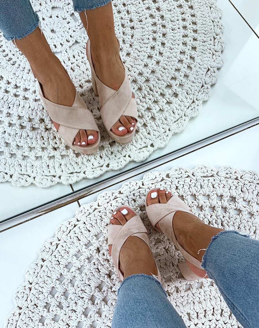 Sandales beiges en suédine à talon et à lanières entrecroisées