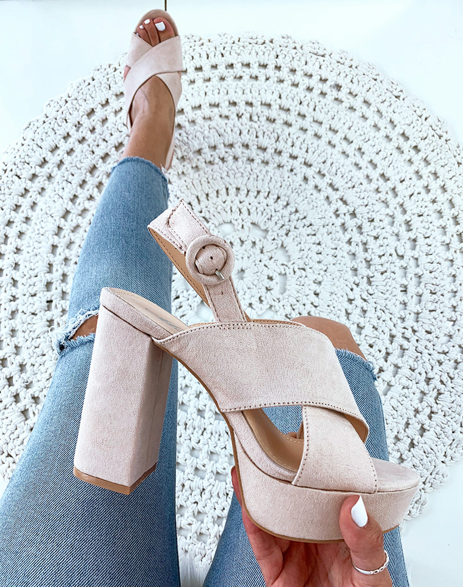 Sandales beiges en suédine à talon et à lanières entrecroisées