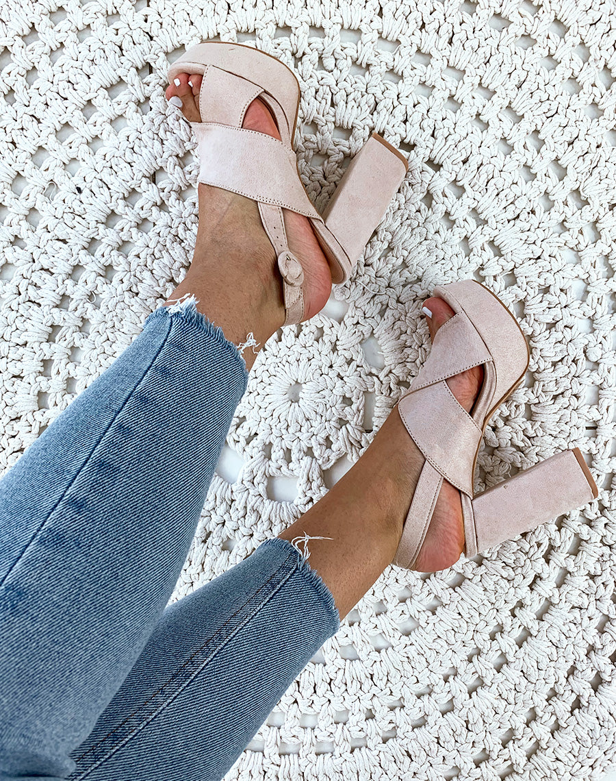 Sandales beiges en suédine à talon et à lanières entrecroisées