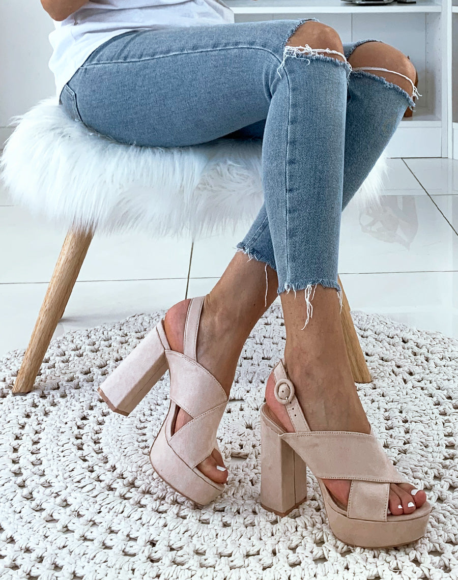 Sandales beiges en suédine à talon et à lanières entrecroisées