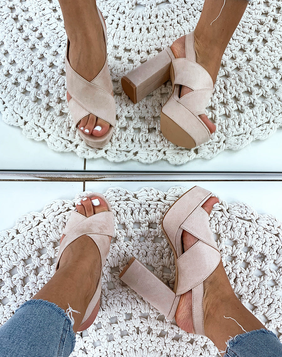 Sandales beiges en suédine à talon et à lanières entrecroisées