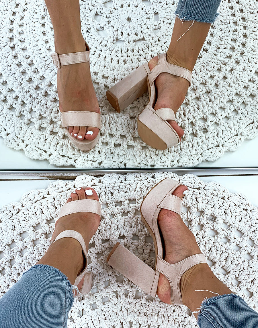 Sandales beiges en suédine à talon et à plateforme épaisse