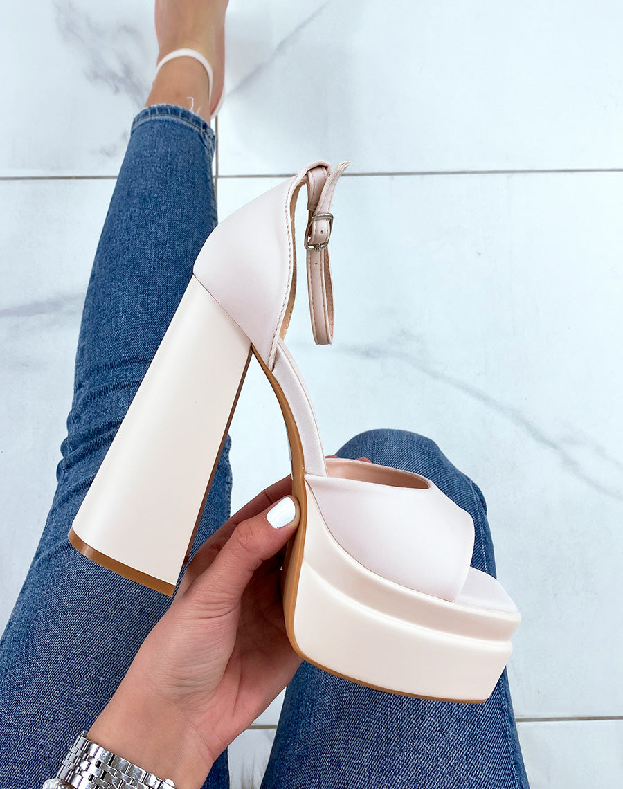 Sandales beiges en tissus à brides épaisse avant et talon imposant