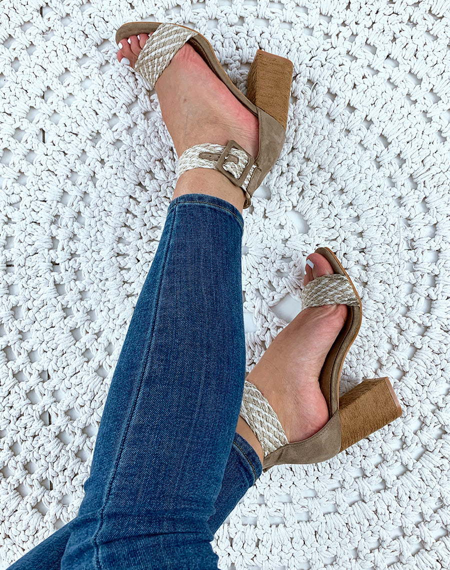 Sandales beiges à lanières fantaisies et à talons carrés