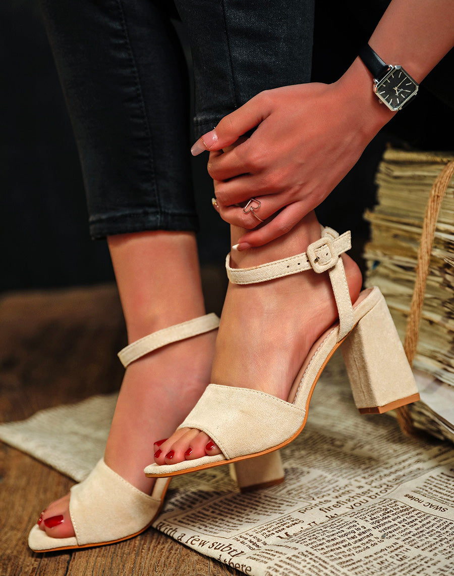 Sandales beiges à large bride épaisse et talon carré