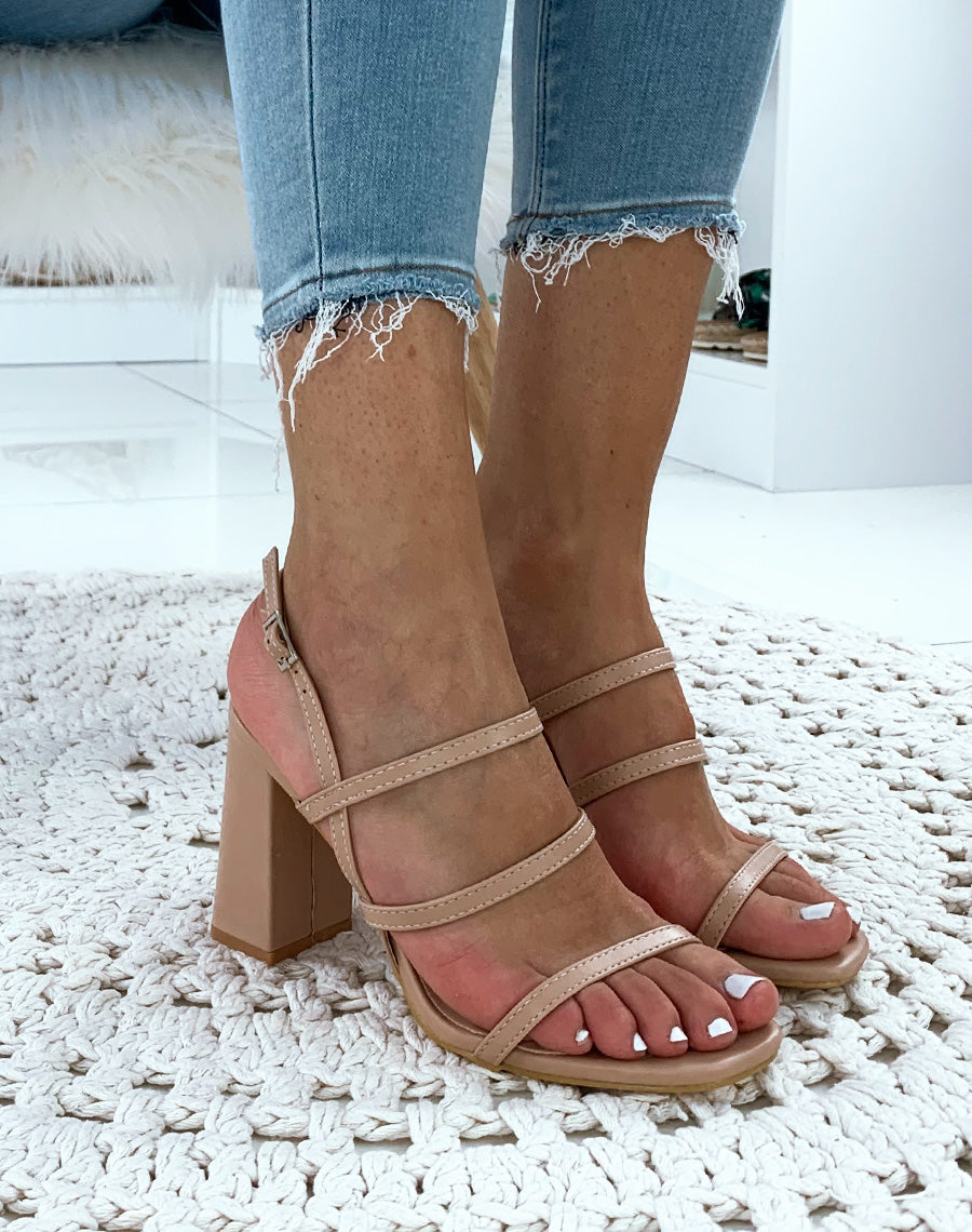Sandales beiges à multiples lanières et à talons carrés