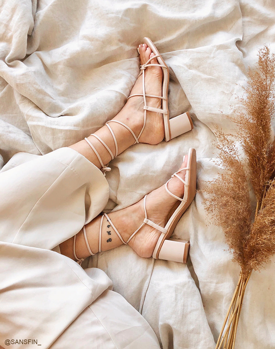 Sandales beiges à petit talon et multiples lanières