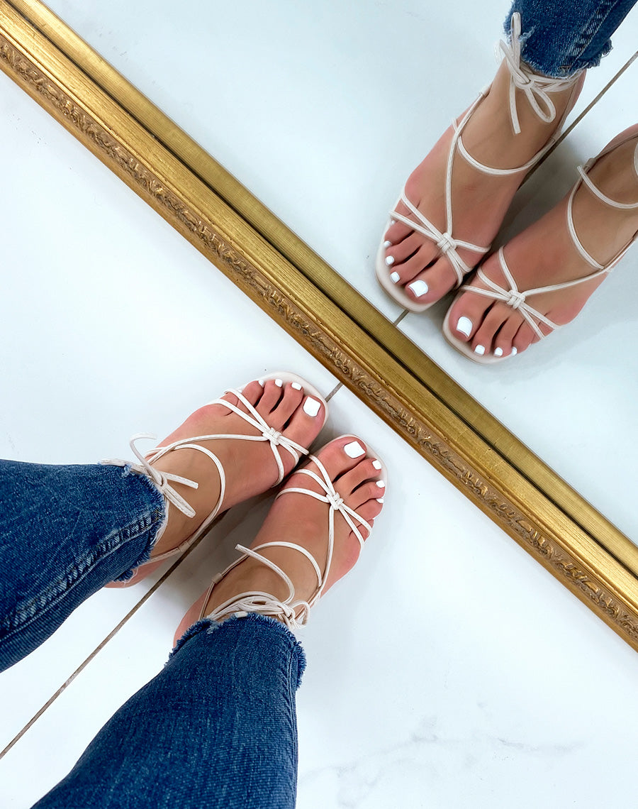 Sandales beiges à petit talon et multiples lanières 