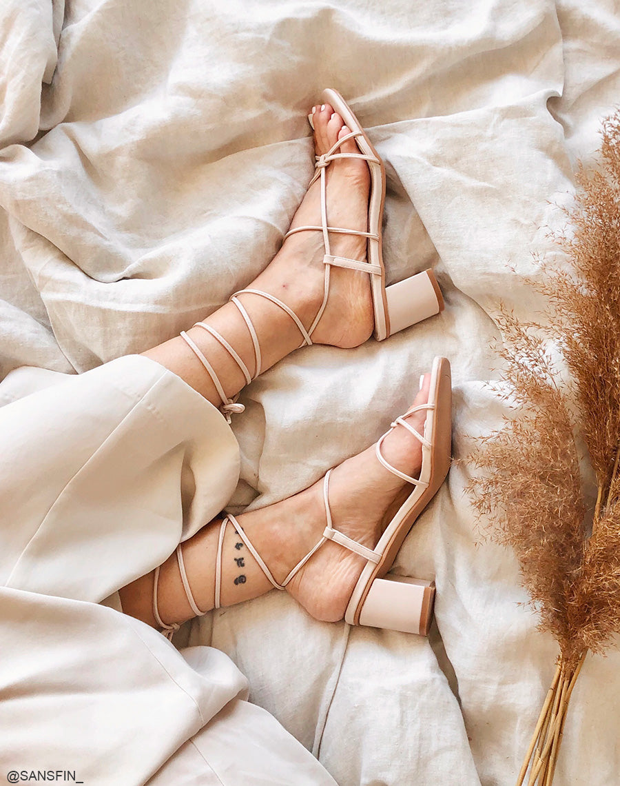 Sandales beiges à petit talon et multiples lanières 