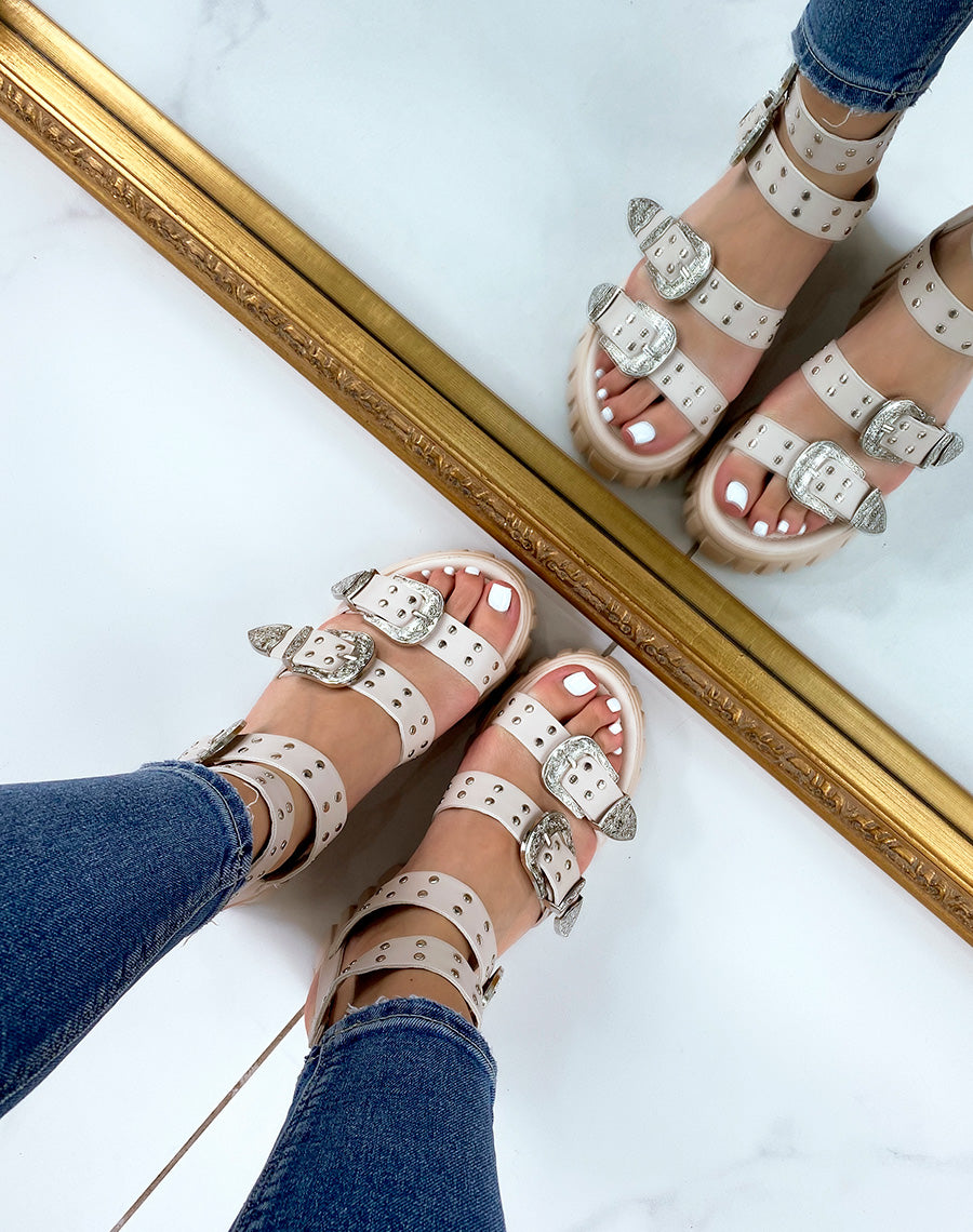 Sandales beiges à petit talon et multiples lanières et détails argentés