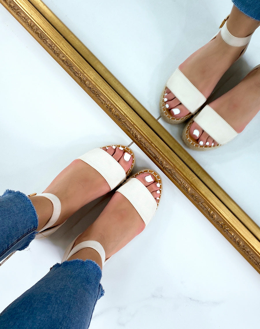 Sandales beiges plates à semelle en toile de jute