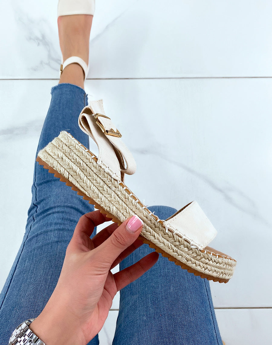Sandales beiges plates à semelle en toile de jute