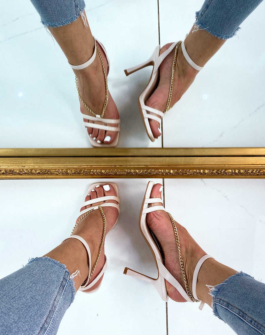 Sandales beiges à talon aiguille avec chaîne dorée