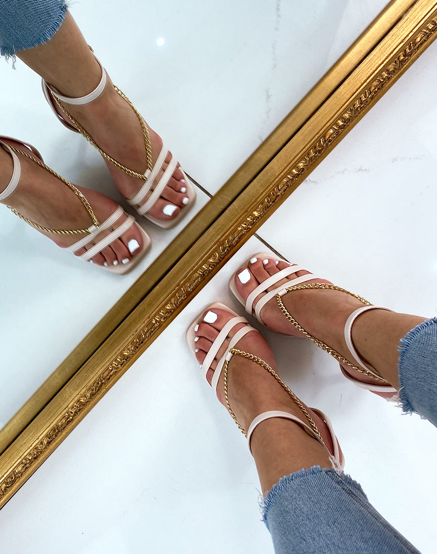 Sandales beiges à talon aiguille avec chaîne dorée