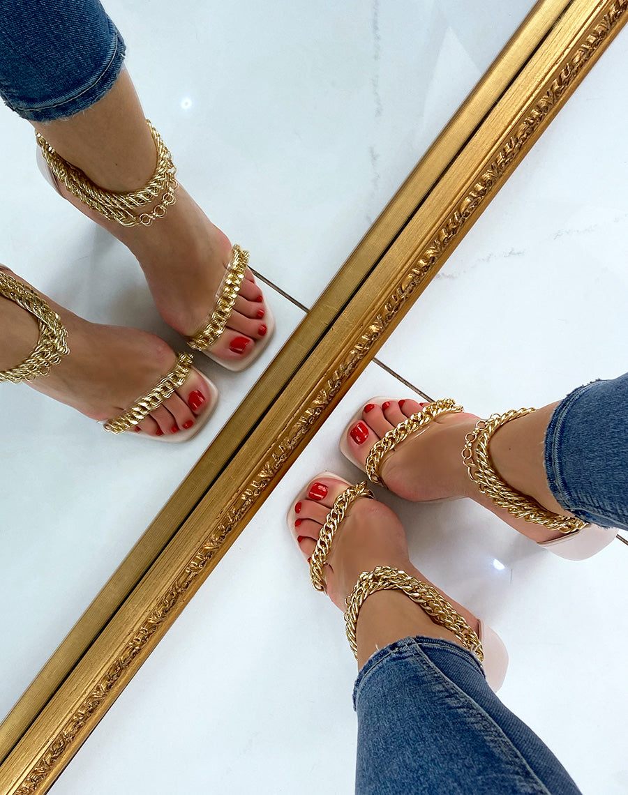 Sandales beiges à talon carré à chaînes dorées