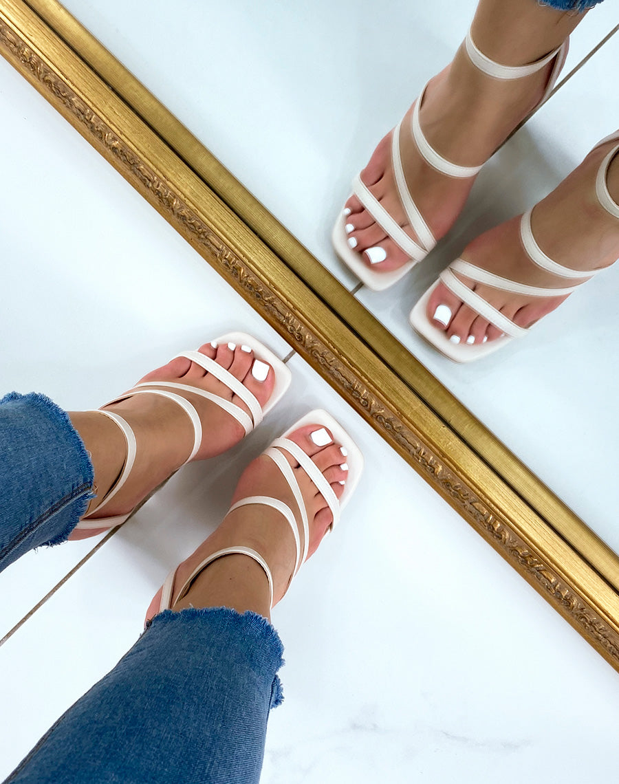 Sandales beiges à talon et triple bride