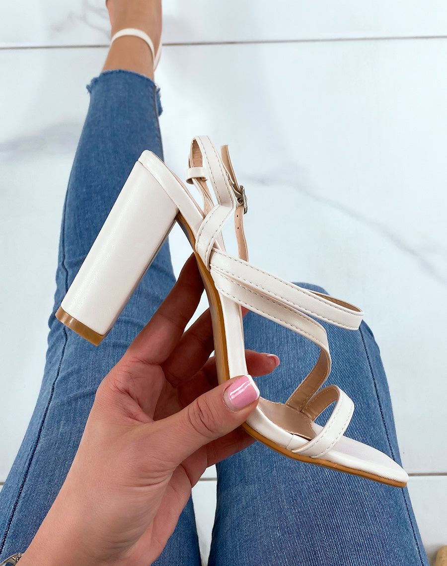 Sandales beiges à talon et triple bride