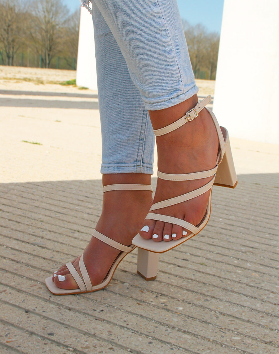 Sandales beiges à talon et triple bride