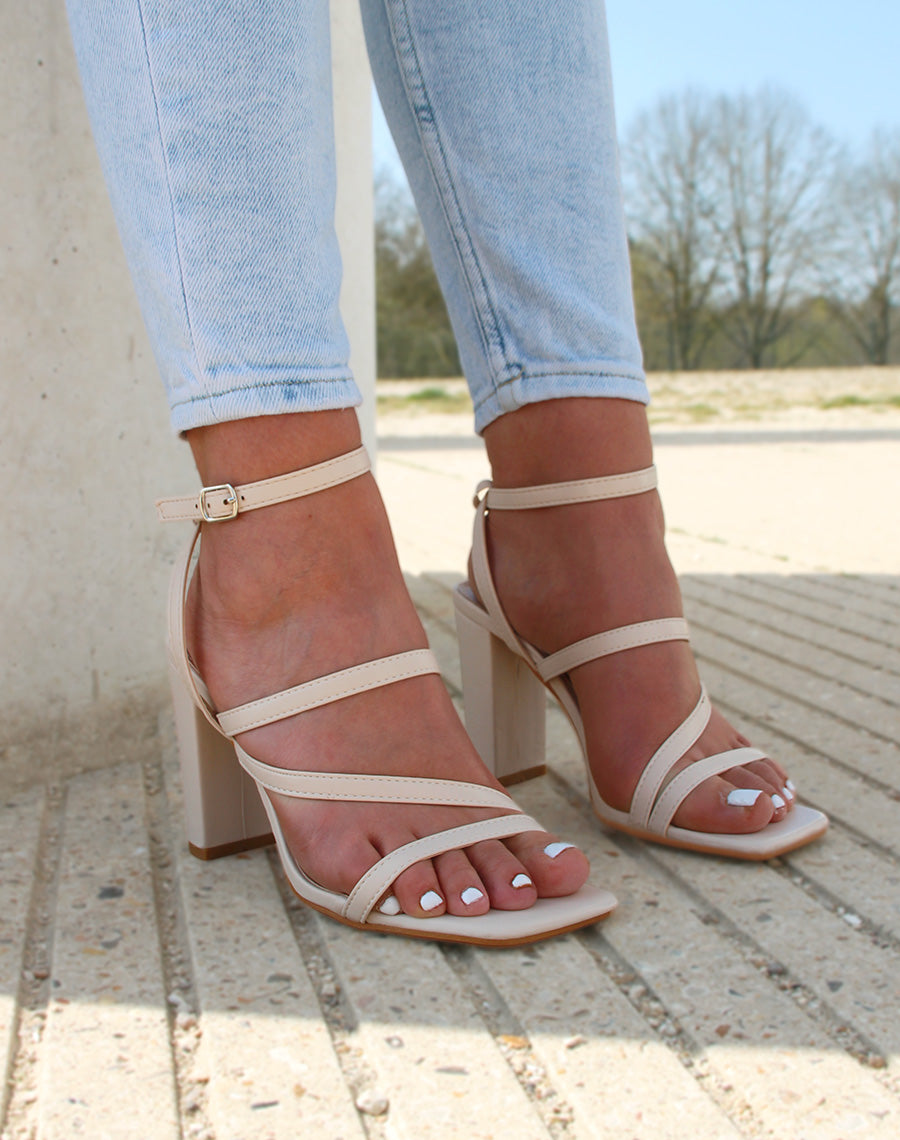 Sandales beiges à talon et triple bride