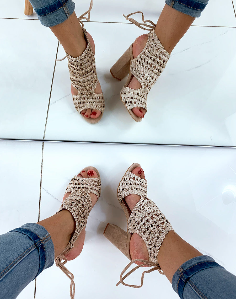 Sandales beiges à talons carrés et à lacets bi-matières