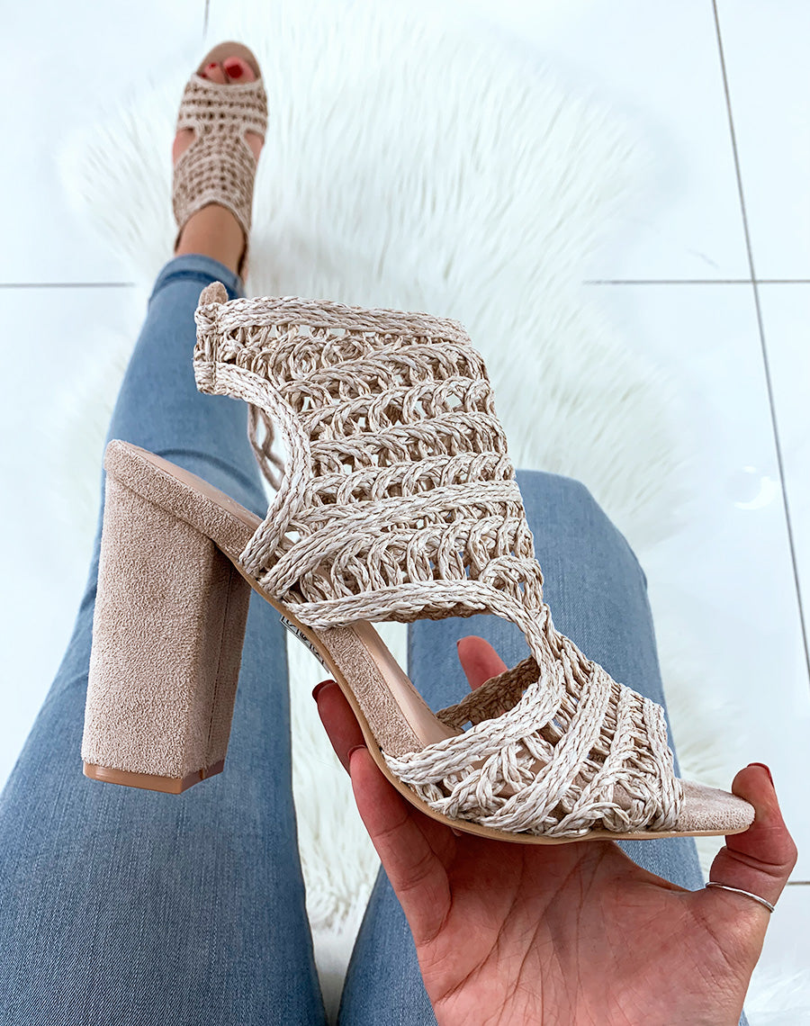 Sandales beiges à talons carrés et à lacets bi-matières
