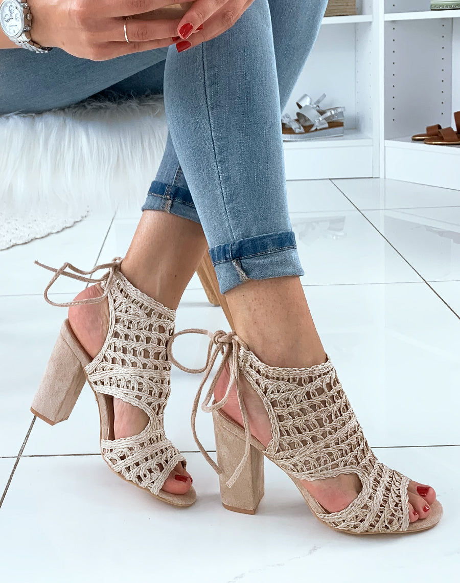 Sandales beiges à talons carrés et à lacets bi-matières